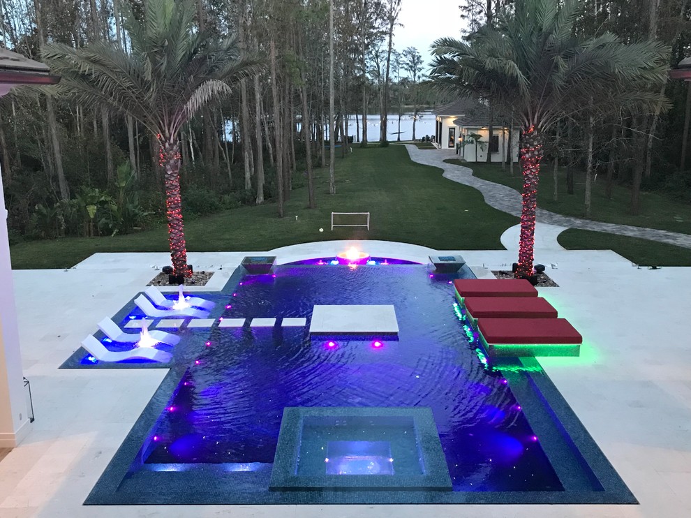 Foto de piscina con fuente infinita minimalista extra grande a medida en patio trasero