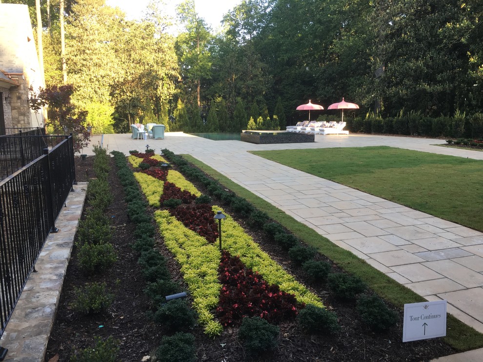 Großer Klassischer Garten hinter dem Haus in Atlanta