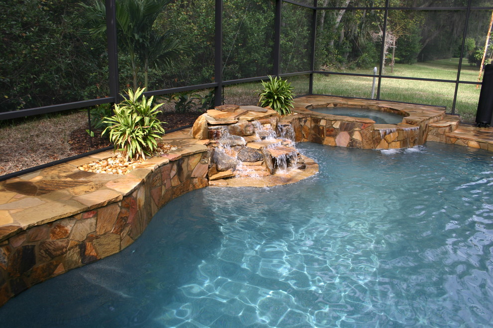 На фото: большой естественный бассейн произвольной формы на заднем дворе в стиле модернизм с фонтаном и покрытием из каменной брусчатки с