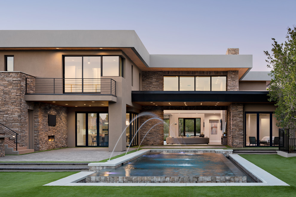 Moderner Infinity-Pool hinter dem Haus in rechteckiger Form mit Wasserspiel in Phoenix
