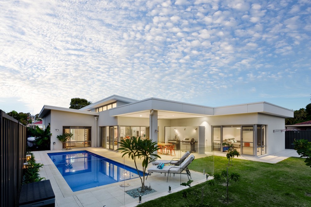 Großer Moderner Pool hinter dem Haus in rechteckiger Form mit Natursteinplatten in Perth