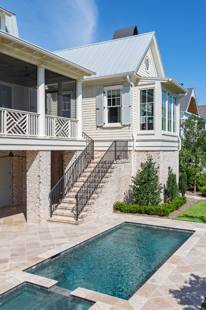 Стильный дизайн: прямоугольный бассейн на заднем дворе в морском стиле с джакузи и покрытием из каменной брусчатки - последний тренд