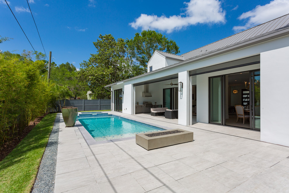 Ejemplo de piscinas y jacuzzis naturales clásicos renovados de tamaño medio rectangulares en patio trasero con adoquines de hormigón