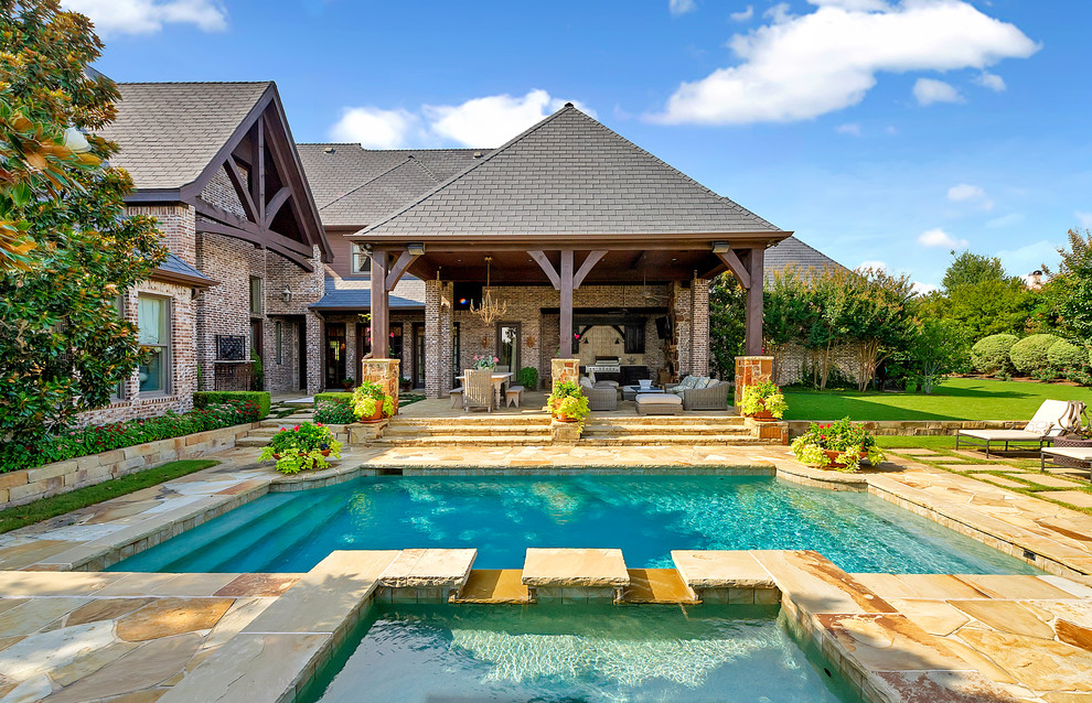 Idee per una piscina monocorsia classica rettangolare dietro casa con una vasca idromassaggio e pavimentazioni in pietra naturale
