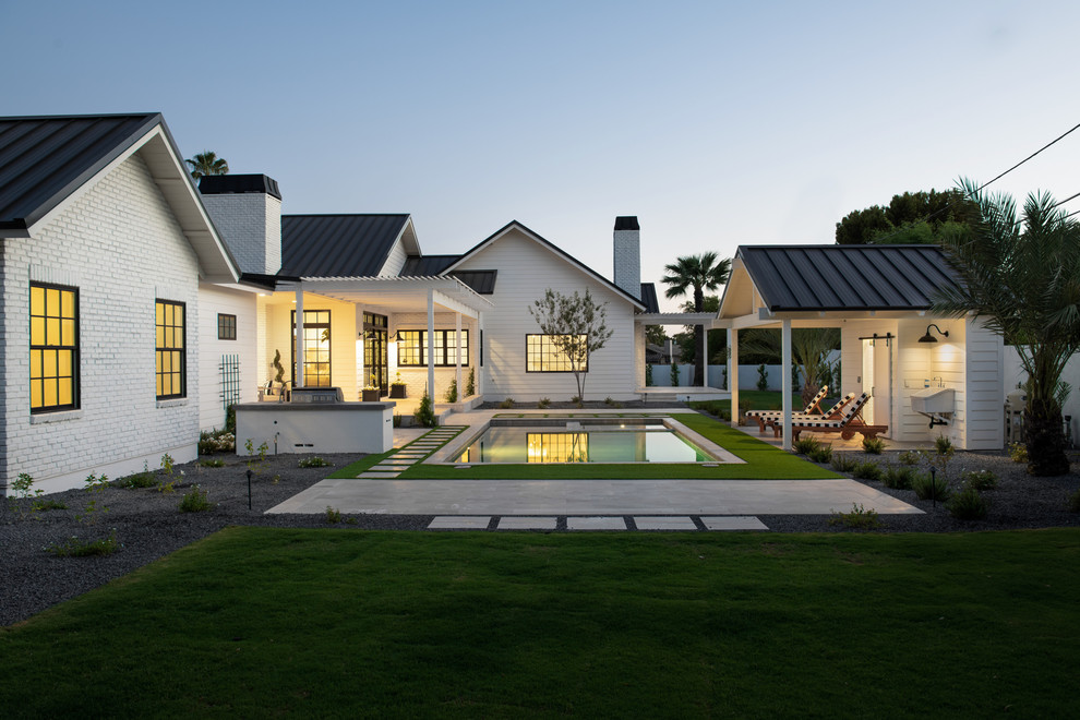 Imagen de piscinas y jacuzzis de estilo de casa de campo de tamaño medio rectangulares en patio trasero