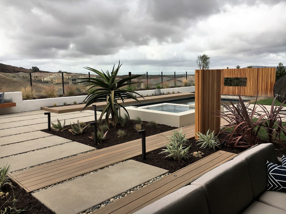 Moderner Whirlpool hinter dem Haus in rechteckiger Form mit Dielen in San Diego