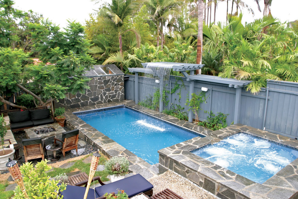 На фото: маленький спортивный, прямоугольный бассейн на заднем дворе в морском стиле с джакузи и покрытием из каменной брусчатки для на участке и в саду
