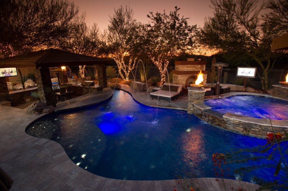 Свежая идея для дизайна: большой естественный бассейн произвольной формы на заднем дворе с джакузи - отличное фото интерьера