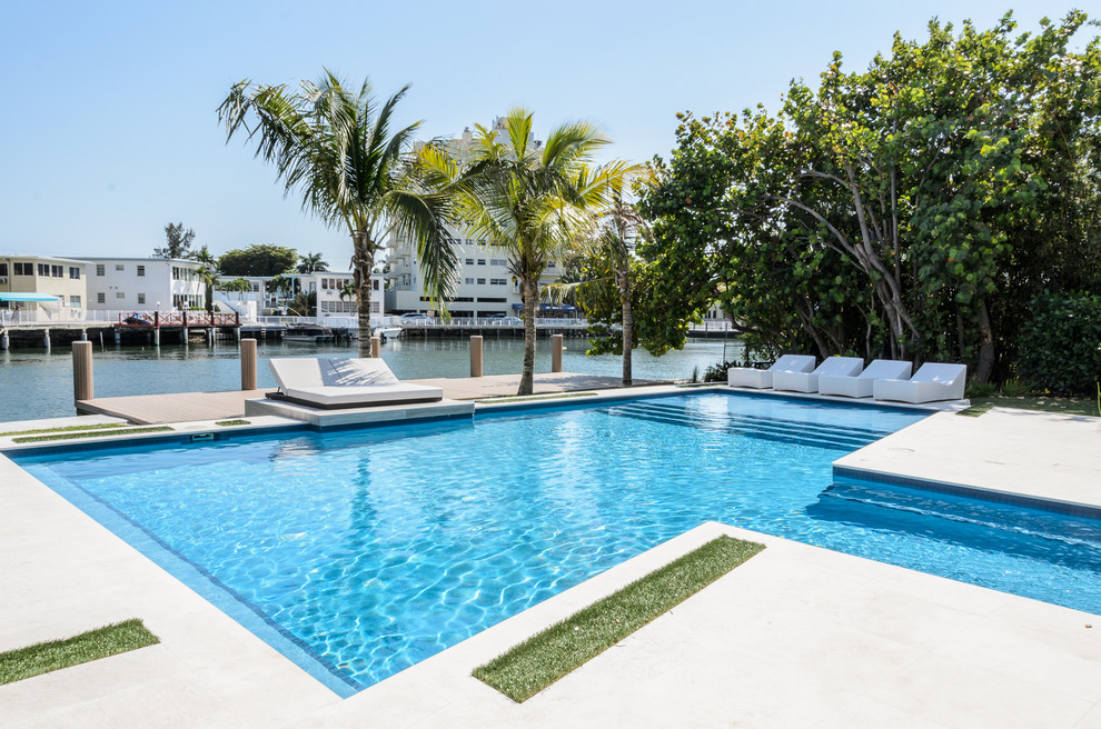 Geräumiger, Gefliester Moderner Whirlpool hinter dem Haus in individueller Form in Miami