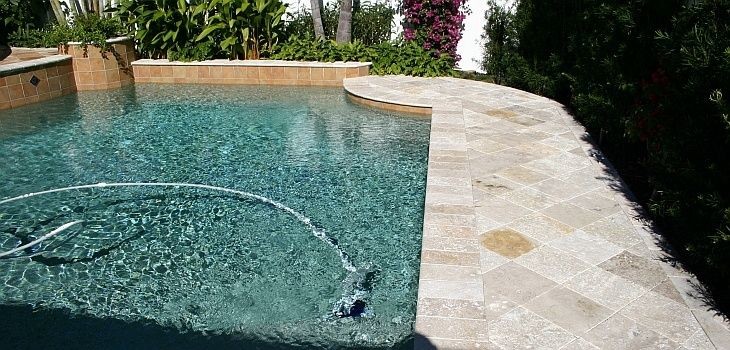 Esempio di una piscina minimalista personalizzata di medie dimensioni e dietro casa con piastrelle