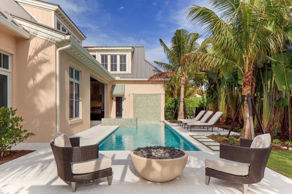 Ispirazione per una piscina tropicale personalizzata di medie dimensioni e dietro casa con una vasca idromassaggio