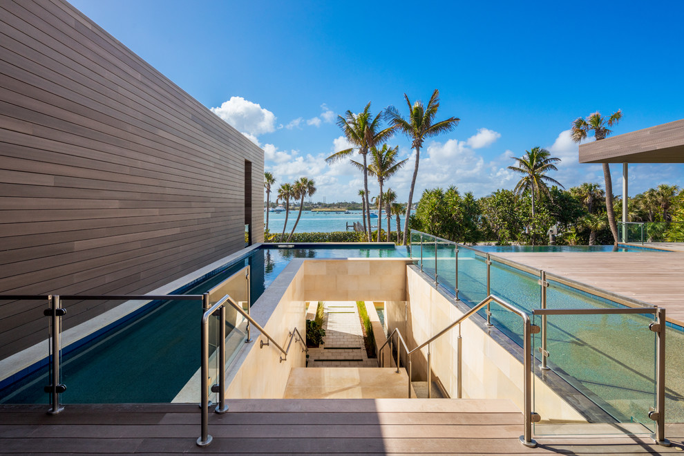 Idées déco pour une piscine contemporaine sur mesure avec une terrasse en bois.