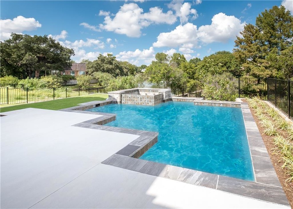 Идея дизайна: естественный, прямоугольный бассейн среднего размера на заднем дворе в стиле модернизм с джакузи и покрытием из бетонных плит