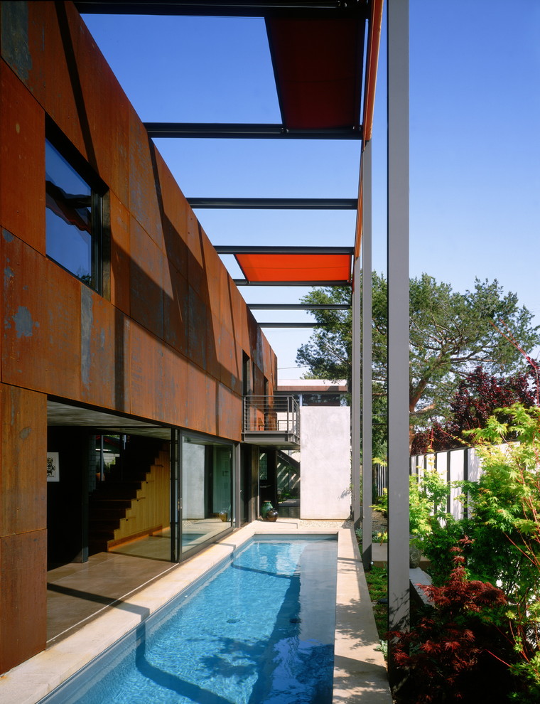 Modernes Sportbecken neben dem Haus in rechteckiger Form mit Betonplatten in Los Angeles