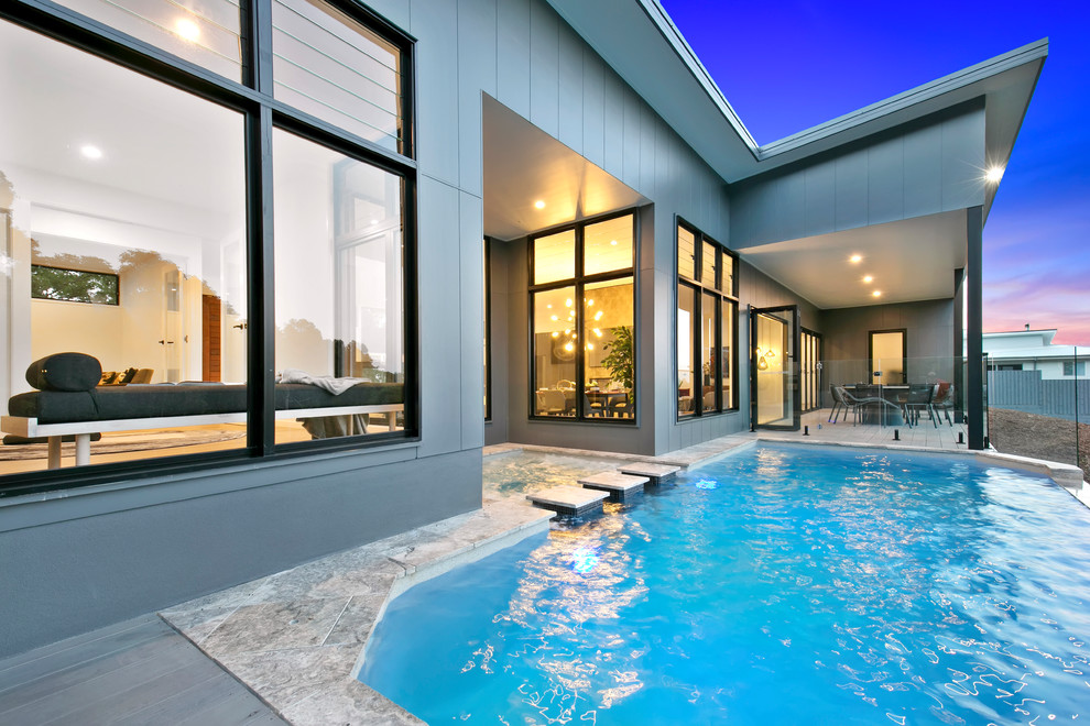 Идея дизайна: бассейн произвольной формы на заднем дворе в современном стиле с джакузи и покрытием из плитки