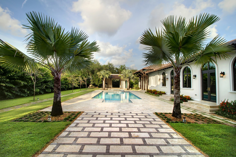 Immagine di una grande piscina mediterranea rettangolare dietro casa con una vasca idromassaggio e pavimentazioni in cemento