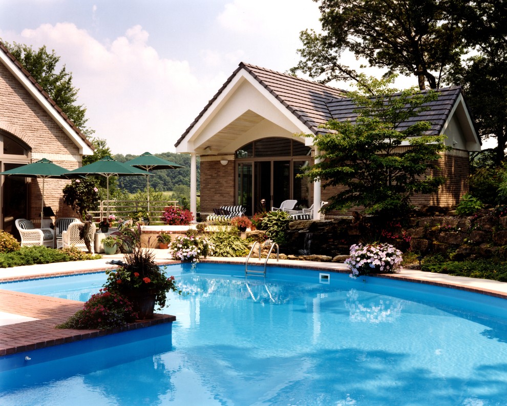 Exemple d'un grand Abris de piscine et pool houses arrière chic sur mesure avec des pavés en brique.