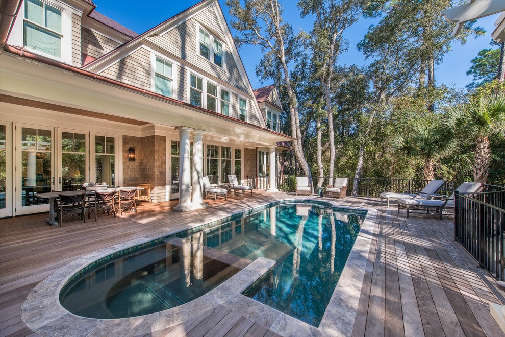 Cette photo montre une piscine hors-sol et arrière craftsman de taille moyenne et sur mesure avec une terrasse en bois.