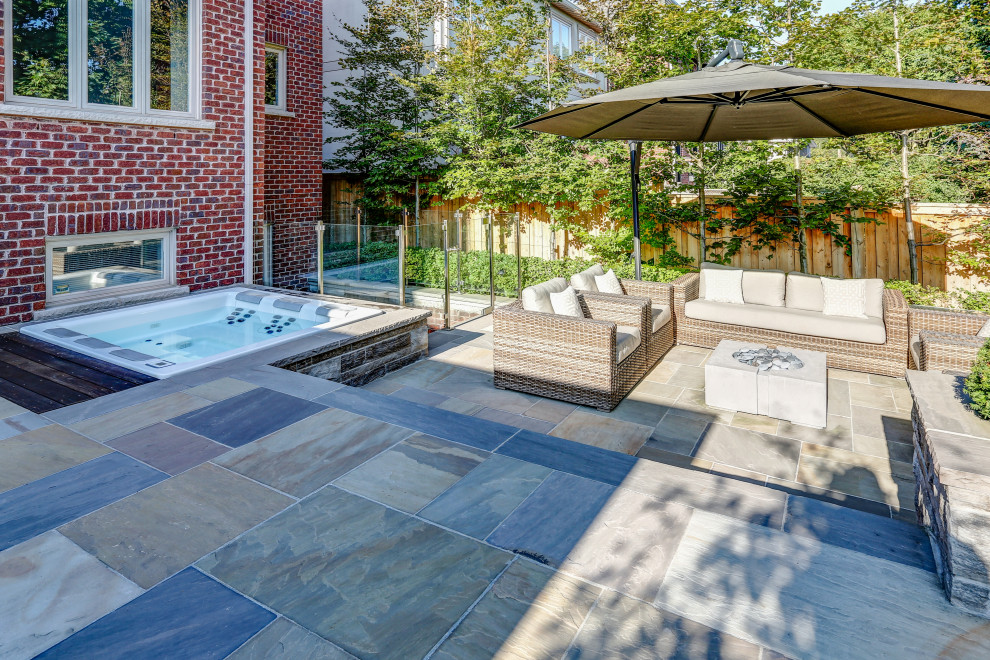 Foto di una piscina tradizionale rettangolare di medie dimensioni e dietro casa con pavimentazioni in pietra naturale