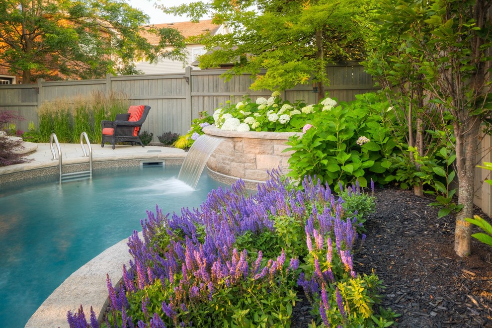 Kleiner Moderner Pool hinter dem Haus mit Wasserspiel und Stempelbeton in Toronto