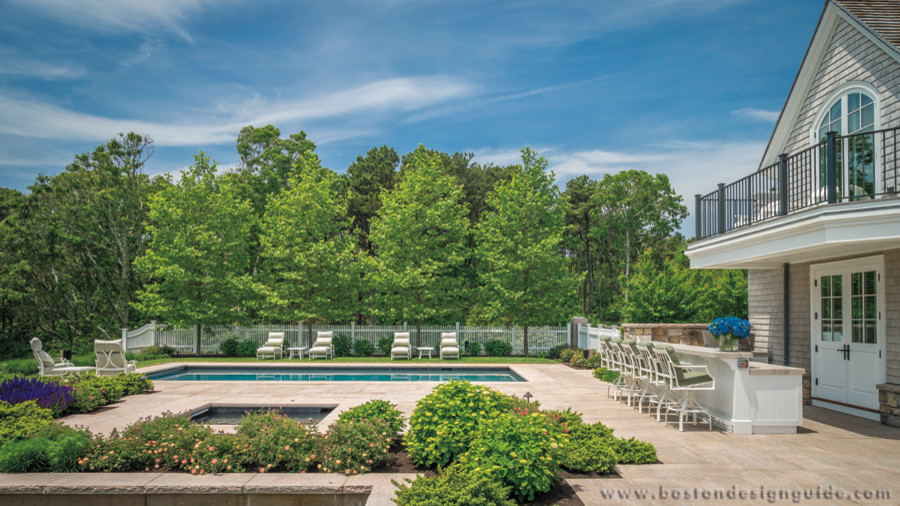 Imagen de piscinas y jacuzzis alargados clásicos extra grandes rectangulares en patio lateral con adoquines de piedra natural