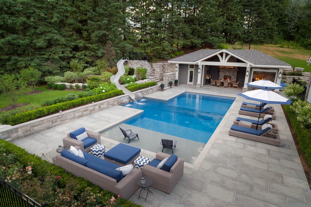 Imagen de casa de la piscina y piscina alargada contemporánea grande rectangular en patio lateral con adoquines de piedra natural