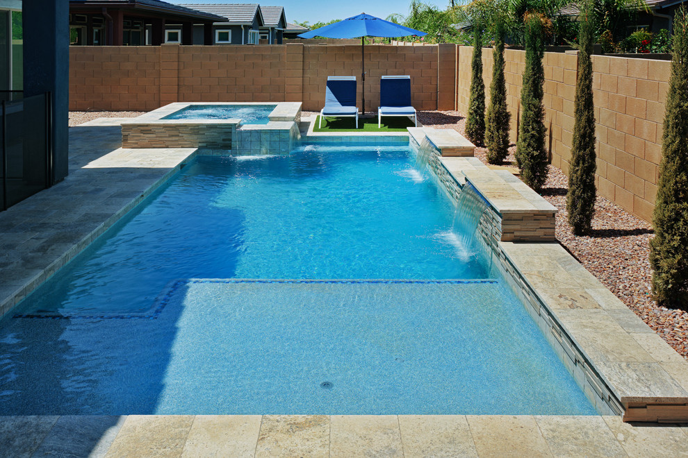 Ispirazione per una piccola piscina contemporanea rettangolare dietro casa con una vasca idromassaggio e piastrelle
