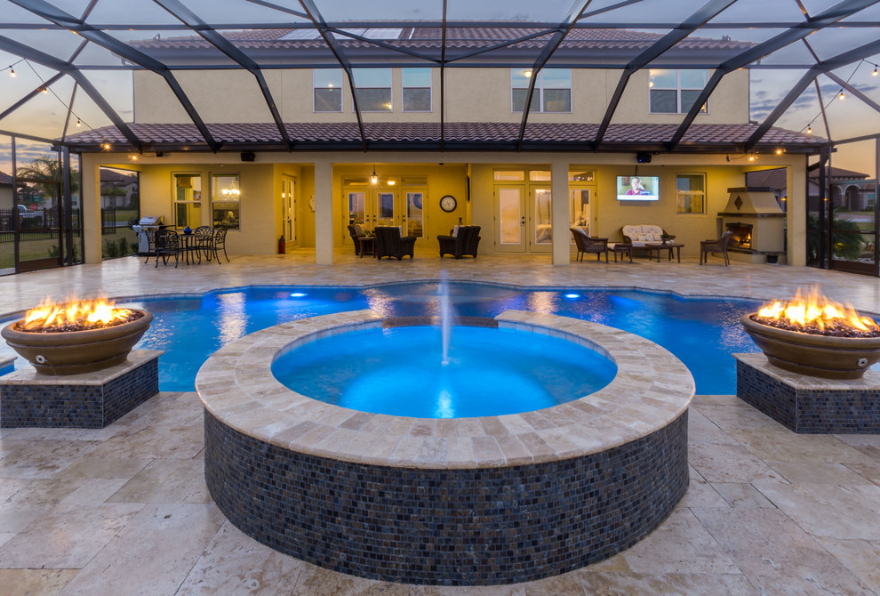 Esempio di un'ampia piscina coperta mediterranea personalizzata con una vasca idromassaggio e pavimentazioni in pietra naturale