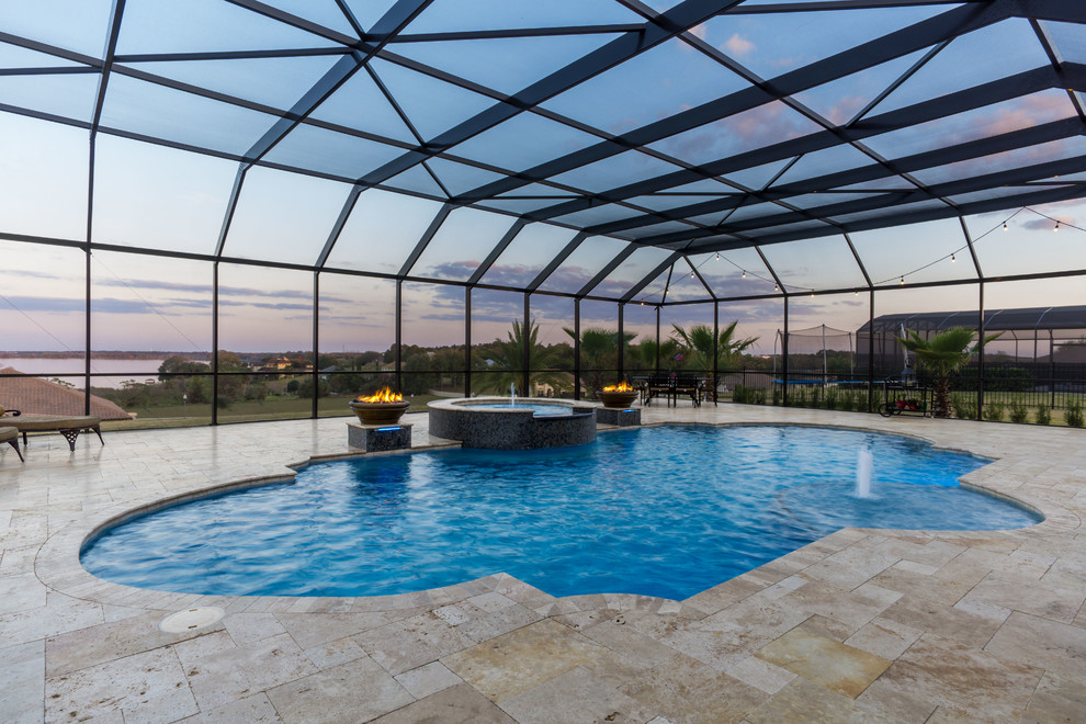 Geräumiger Mediterraner Pool in individueller Form mit Natursteinplatten in Orlando