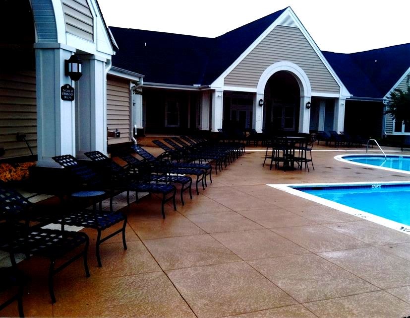Foto de casa de la piscina y piscina elevada de estilo americano de tamaño medio a medida en patio delantero con entablado