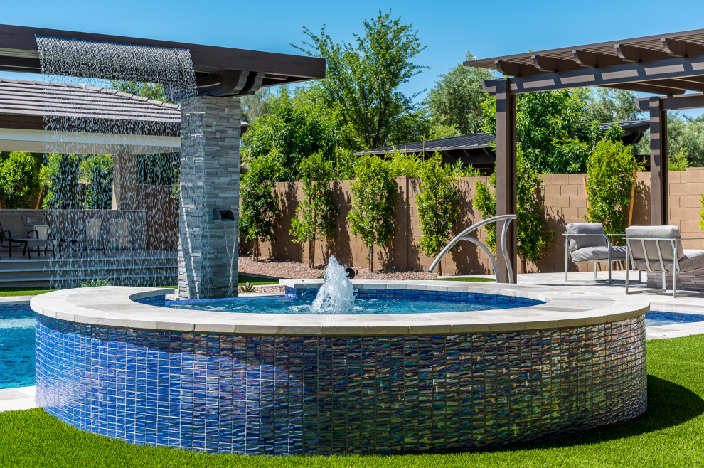 Immagine di una grande piscina contemporanea rettangolare dietro casa con una vasca idromassaggio