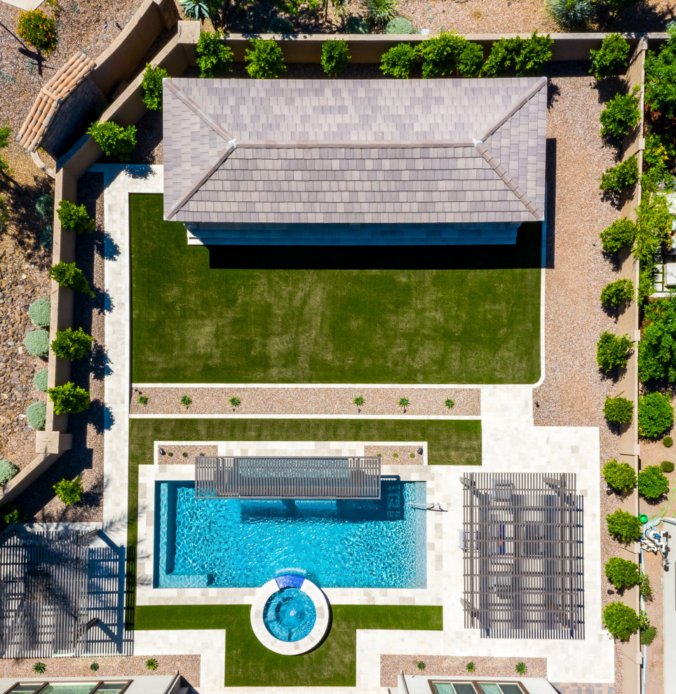 Immagine di una grande piscina contemporanea rettangolare dietro casa con una vasca idromassaggio