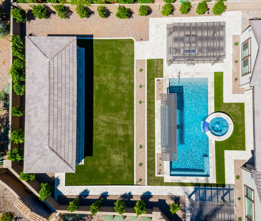 Imagen de piscinas y jacuzzis actuales grandes rectangulares en patio trasero