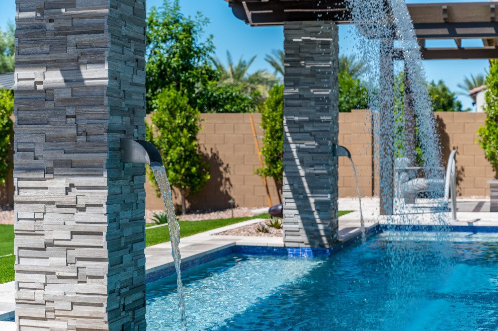 Diseño de piscinas y jacuzzis actuales grandes rectangulares en patio trasero