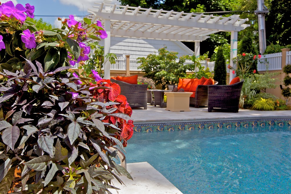 На фото: маленький бассейн на заднем дворе в средиземноморском стиле с покрытием из каменной брусчатки для на участке и в саду