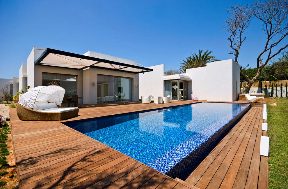 Esempio di una piscina moderna con pedane