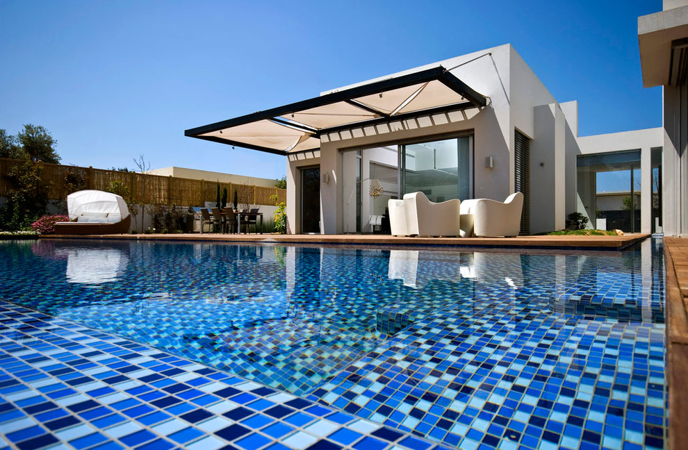 Idée de décoration pour une piscine minimaliste.
