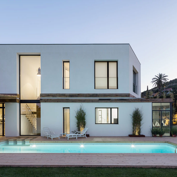 Idées déco pour un Abris de piscine et pool houses latéral méditerranéen de taille moyenne et rectangle avec une terrasse en bois.