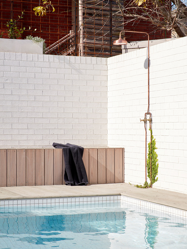 Стильный дизайн: большой естественный, прямоугольный бассейн на заднем дворе в современном стиле с настилом - последний тренд