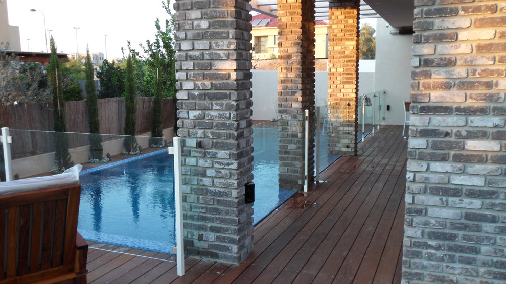Design ideas for a contemporary swimming pool in Tel Aviv.