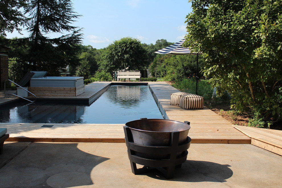 Ejemplo de piscinas y jacuzzis naturales rústicos grandes en forma de L en patio trasero con entablado