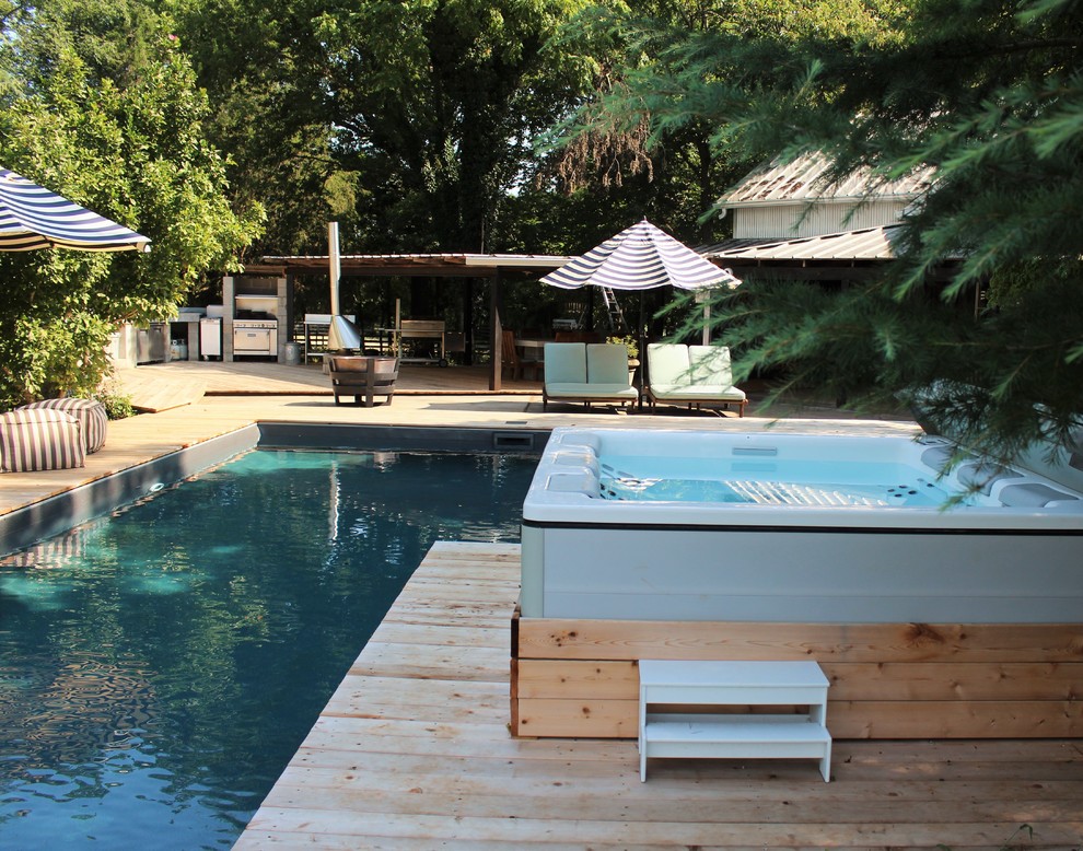 Свежая идея для дизайна: большой естественный, угловой бассейн на заднем дворе в стиле рустика с джакузи и настилом - отличное фото интерьера