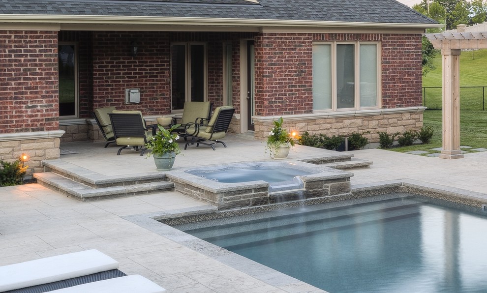 Ispirazione per una piscina monocorsia minimal rettangolare di medie dimensioni e dietro casa con una dépendance a bordo piscina e cemento stampato