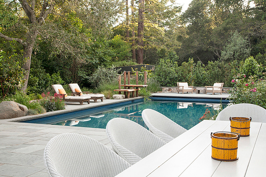Imagen de piscina alargada clásica grande rectangular en patio lateral con adoquines de piedra natural