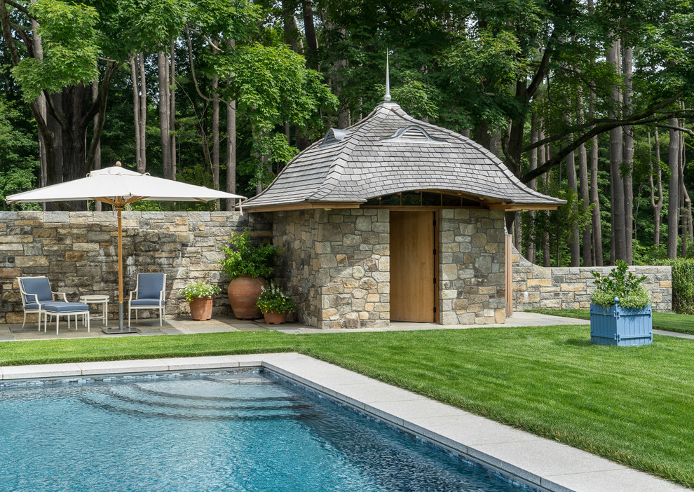 Foto de casa de la piscina y piscina de estilo de casa de campo rectangular en patio trasero