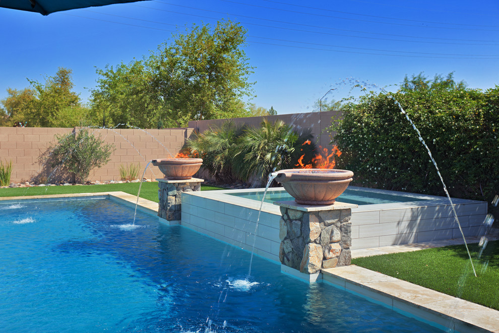 Ejemplo de piscinas y jacuzzis actuales grandes rectangulares en patio trasero