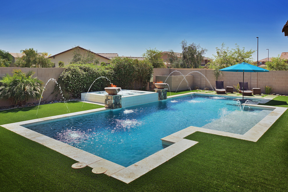 Diseño de piscinas y jacuzzis actuales grandes rectangulares en patio trasero
