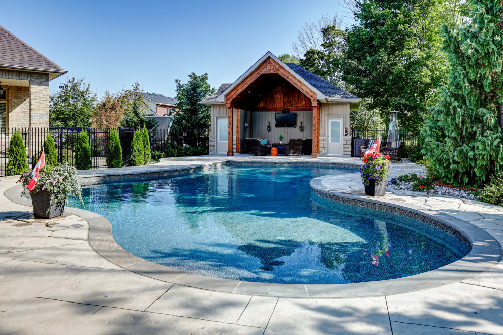 Inspiration pour un grand Abris de piscine et pool houses arrière traditionnel sur mesure avec du béton estampé.