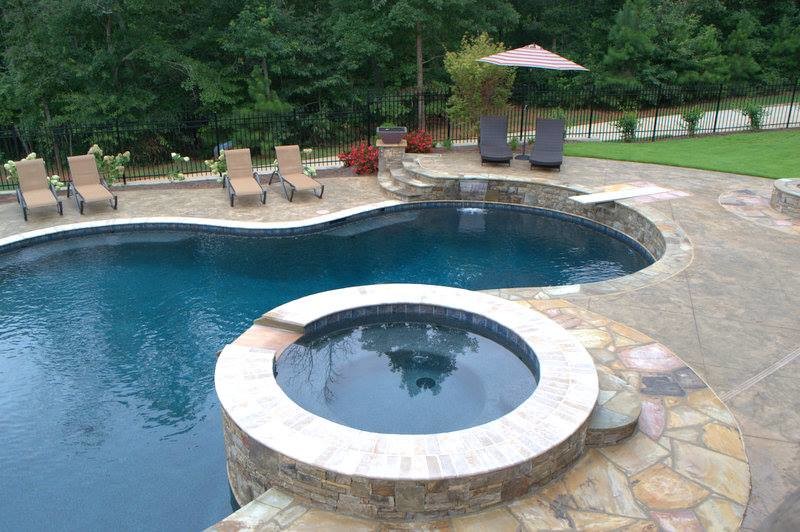 Свежая идея для дизайна: огромный бассейн произвольной формы на заднем дворе в стиле неоклассика (современная классика) с джакузи - отличное фото интерьера