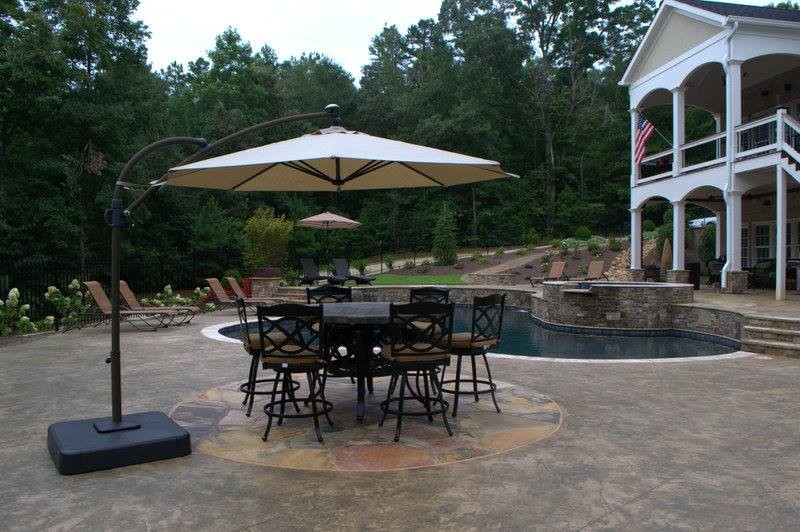 Источник вдохновения для домашнего уюта: огромный бассейн произвольной формы на заднем дворе в стиле модернизм с джакузи